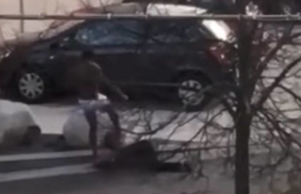 Ημίγυμνος Αφρικανός χτυπάει θανατηφόρα ηλικιωμένη γυναίκα (βίντεο)